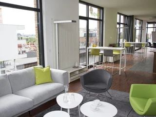 In der offenen Lounge des k.brio Lofts Bremen können Sie sich frei entfalten