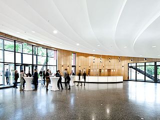 Empfangen Sie Ihre Gäste im großen Foyer des Helmut Schmidt Auditoriums