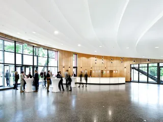 Empfangen Sie Ihre Gäste im großen Foyer des Helmut Schmidt Auditoriums