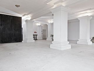 Im FilmFabrique Studio in Hamburg machen massive, weiße Säulen ordentlich was her