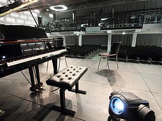 Ausleuchtung und Klavier sind bereit! Nun fehlen nur noch die Gäste im großen Saal des Kulturwerks Norderstedt ©Bernhard Waack