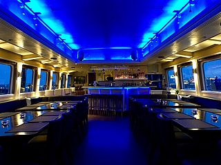 Hamburg Eventschiff großer Michel Oberdeck blaues Licht