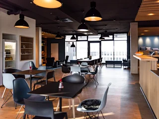 Vor dem Tresen ist ausreichend Platz für flexibles Mobiliar oder Ihre Teilnehmer in der Event-Lounge One im ecos center bielefeld 
