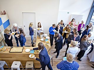 Foyer der pme Akademie, Hamburg, mit Cateringangebot auf dem Tresen