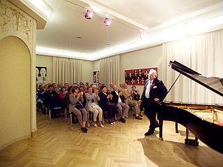 Im Bürgermeisterhaus in Essen bekommt der Pianist direktes Feedback von seinen Zuhörern/innen
