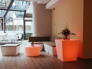 Die Loungeecke im Pavillion des theo.2.meet in Stuttgart lädt zu entspannten Gesprächen ein 
