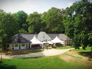 Das Golfhaus Restaurant liegt umringt von grün im Kurpark von Bad Homburg 