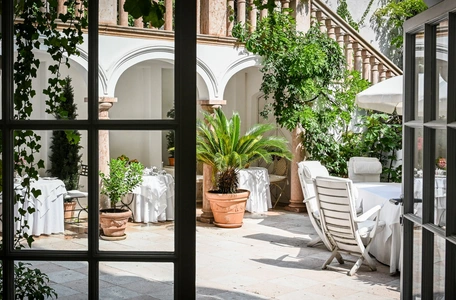 Mediterraner Arkaden-Innenhof