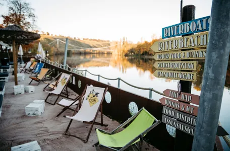 Strandlocation am Ufer