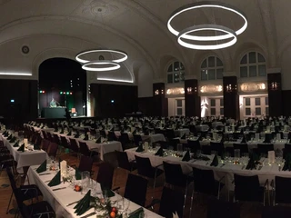 Der Musiksaal im Besenbinderhof verfügt über professionelle Lich-und Scheinwerfertechnik. Damit erstrahlt Ihr Event immer im richtigen Licht