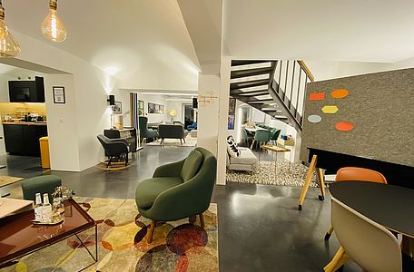 Modernes Kreativ-Loft mit Design Möbeln