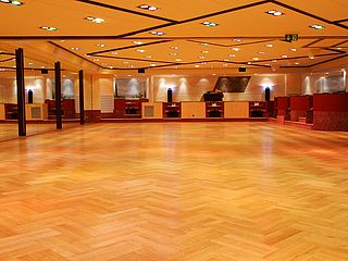 Große Tanzfläche für Sie und Ihre Gäste im Saal 1 Tanzschule Renz Bremen