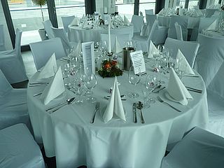 Ganz in weiß und an runden Tischen lässt es sich wunderbar feiern - im Foyer des Kulturwerks ©Mehrzwecksäle Norderstedt