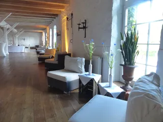 Gemütliche Sitzecke im Kuhstall des Gut Schönau in Hamburg
