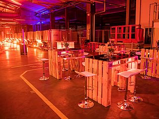 Die Flakes Eventfabrik in Bremen verwendet Paletten als stylische Tische 
