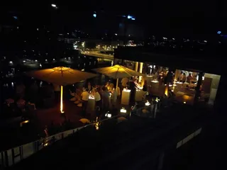Die Terrasse des Bridge Deck im ecos office center bremen teerhof bei Nacht