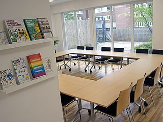 Die Tische im Saal2 des SOAL Hamburg können als Quadrat angeordnet werden