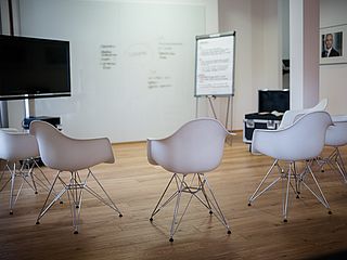 Kelkheim impulsraum Meeting mit Bildschirm, Flipchart, freien Stühlen