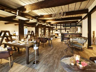 Modern eingerichtet mit dunklen Dielen und Holzboden glänzt das Landhaus Witten Deel