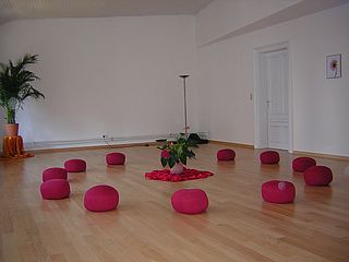 Bei Bedarf können im Seminarraum im Ingetralis in Bremen Decken, Matten und Kissen genutzt werden 