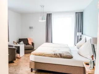 Nach dem Feiern lieber direkt ins Bett fallen? Beim Okelmann's in Warpe können Sie entspannt in einem schönen Zimmer schlafen