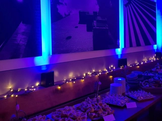 Liebevoll dekorierte Lichterketten und blaue Leuchten erschaffen eine stimmige Cateringbeleuchtung im elbdeli Hamburg