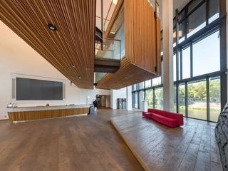 Unsere Mitarbeiterinnen helfen Ihnen gerne jederzeit weiter, in unserem Foyer im ecos office center Teerhof, Bremen!