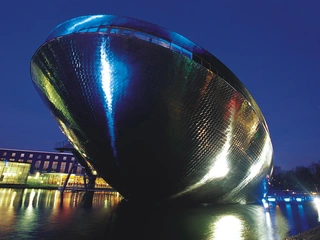 Außenansicht bei Nacht von vorne Universum® Bremen