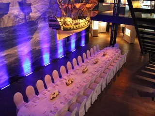 Festlich gedeckte Tafel, Deck 2 im Kaispeicher B in Hamburg