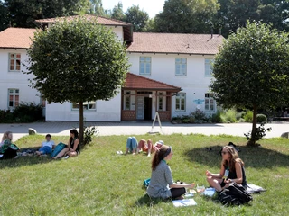 Picknicker vor Gut Karlshoehe