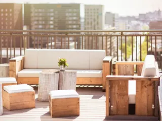 Hamburg Sturmfreie Bude Alster Dachterrasse Loungemöbel und Stadtflair