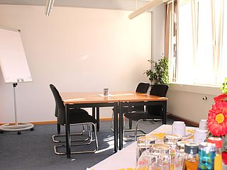 Für Besprechungen im kleinen Rahmen eignet sich perfekt der Besprechungsraum Zuckmayer des ecos office center in Mainz