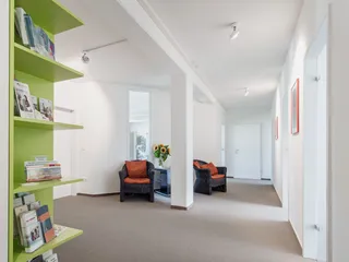Über den hellen und freundlichen Eingangsbereich gelangen Sie zu den Businessräumen