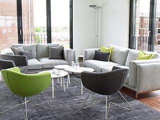 Die gemütliche Sofa-Lounge im k.brio-Loft Bremen schafft eine Wohlfühl-Atmosphäre
