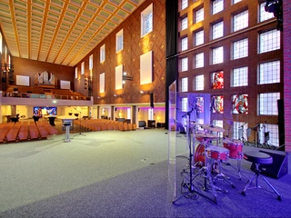 Blick über die Stuhlreihen bis hin zur Orgel von der Bühne der umgestylten Kirche Lighthouse in Essen 