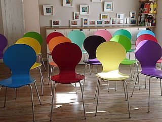 Auf diesen bunten Stühlen sitzt es sich doch gleich viel besser, Seminarraum der Künstlerei Pöppinghaus in Handeloh