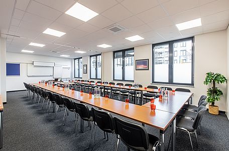 Großer, heller Raum für Meetings, Seminare und Tagungen
