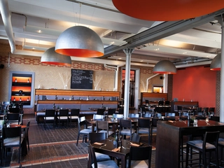 Die Wagenhalle des Restaurant Feuerwache in Bremen verzaubert mit einer Mischung aus Moderne und Gemütlichkeit.