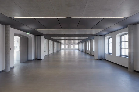 Grosser Saal in ehemaliger Fabrik