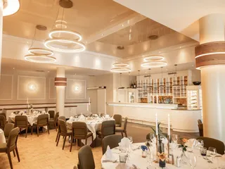 Exklusiver Festsaal mit Bar im Hotel Haberkamp Achim-Uphusen