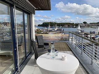 Gönnen Sie sich eine Pause und genießen Sie die Aussicht von der Terrasse des Hafenblick in Travemünde