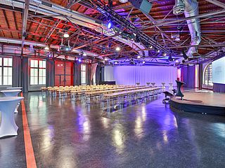 Der Eventbereich der Lokhalle Mainz kann in Parlament-Bestuhlung wunderbar für Workshops und Seminare genutzt werden