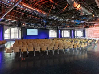 In Theater-Bestuhlung können im Eventbereich der Lokhalle Mainz viele Personen an Tagungen oder Vorträgen teilnehmen