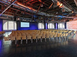 In Theater-Bestuhlung können im Eventbereich der Lokhalle Mainz viele Personen an Tagungen oder Vorträgen teilnehmen