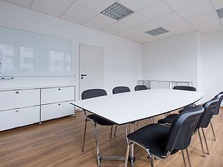 Der modern eingerichtete Meetingraum des ecos office centers Saabrücken bietet einen wunderbaren Ort für verschiedene Business-Veranstaltungen