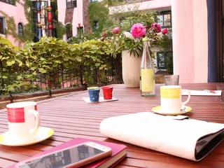 Kaffee und Meeting im Garten des Hundertwasserhauses mit dem ecos office center Magdeburg
