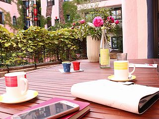 Kaffee und Meeting im Garten des Hundertwasserhauses mit dem ecos office center Magdeburg