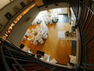 Blick von der Galerie auf den hergerichteten Festsaal des Hof Friens in Uchte