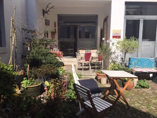 Die Sonne im Hinterhof von Die Schmidt genießen!