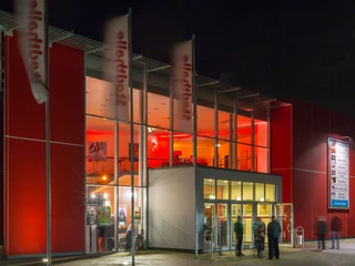 OHZ Stadthalle Außenansicht am Abend